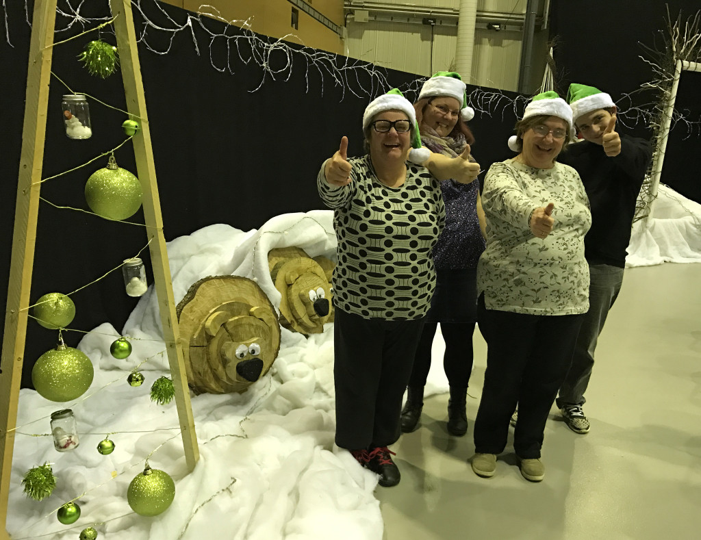 Samedi 17 Décembre 2016 : Arbre de Noël à l'occasion des 40 ans du Père Noël Vert à L'espace des Trois Provinces, à Brive. Le spectacle était superbe, les enfants se sont amusés et ont bien mangés ! De plus, ils ont eu la chance de voir Dark Vador, Cruella, Ratatouille, Pikachu, l'Inspecteur Gadget, le Capitaine Crochet, Dora, Bob Razowski et bien-sûr le Père Noël, qui a offert à chaque enfant un cadeau tout neuf !!