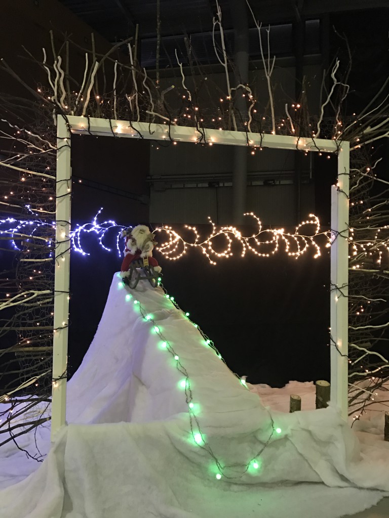 Samedi 17 Décembre 2016 : Arbre de Noël à l'occasion des 40 ans du Père Noël Vert à L'espace des Trois Provinces, à Brive. Le spectacle était superbe, les enfants se sont amusés et ont bien mangés ! De plus, ils ont eu la chance de voir Dark Vador, Cruella, Ratatouille, Pikachu, l'Inspecteur Gadget, le Capitaine Crochet, Dora, Bob Razowski et bien-sûr le Père Noël, qui a offert à chaque enfant un cadeau tout neuf !!