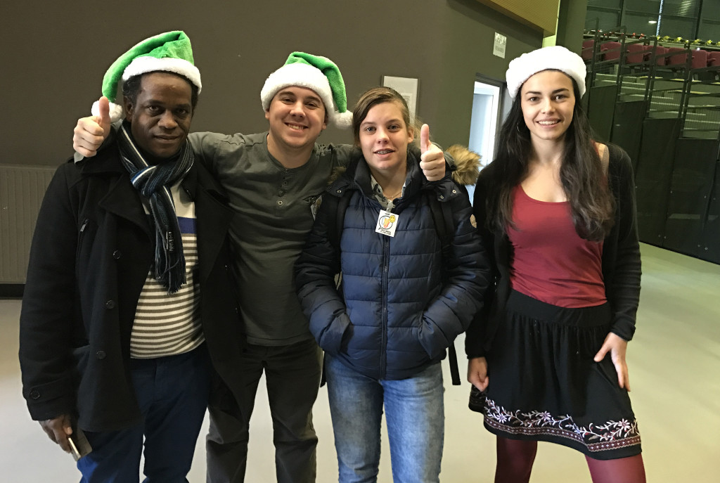 Samedi 17 Décembre 2016 : Arbre de Noël à l'occasion des 40 ans du Père Noël Vert à L'espace des Trois Provinces, à Brive. Le spectacle était superbe, les enfants se sont amusés et ont bien mangés ! De plus, ils ont eu la chance de voir Dark Vador, Cruella, Ratatouille, Pikachu, l'Inspecteur Gadget, le Capitaine Crochet, Dora, Bob Razowski et bien-sûr le Père Noël, qui a offert à chaque enfant un cadeau tout neuf !!